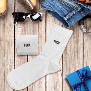 CHAUSSETTES BLANCHES FUCK HOMME. À la recherche d'une paire de chaussettes originale et humoristique qui tient au chaud ? Notre paire de chaussettes "Fuck" est la paire idéale ! Taille : 39-45 Ces chaussettes blanches avec la mention "Fuck" en noir sont la garantie d'un confort et d'une bonne tenue de la chaleur.