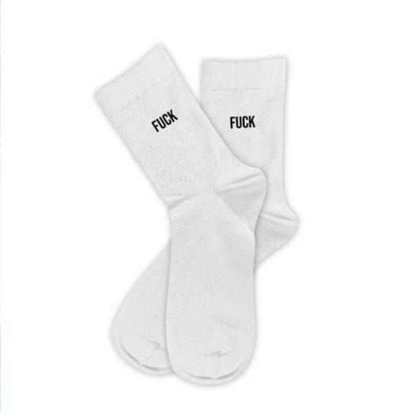 CHAUSSETTES BLANCHES FUCK HOMME. À la recherche d'une paire de chaussettes originale et humoristique qui tient au chaud ? Notre paire de chaussettes "Fuck" est la paire idéale ! Taille : 39-45 Ces chaussettes blanches avec la mention "Fuck" en noir sont la garantie d'un confort et d'une bonne tenue de la chaleur.
