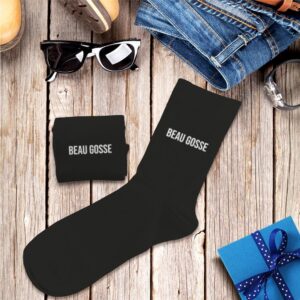 CHAUSSETTES NOIRES BEAU GOSSE HOMME. À la recherche d'une paire de chaussettes originale qui tient au chaud ? Notre paire de chaussettes "Beau Gosse" est la paire idéale ! Taille : 39-45 Ces chaussettes noires avec la mention "Beau Gosse" en blanc sont la garantie d'un confort et d'une bonne tenue de la chaleur.