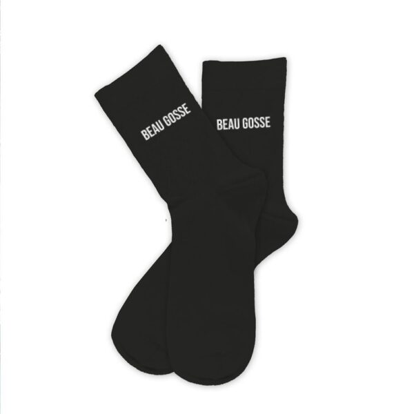 CHAUSSETTES NOIRES BEAU GOSSE HOMME. À la recherche d'une paire de chaussettes originale qui tient au chaud ? Notre paire de chaussettes "Beau Gosse" est la paire idéale ! Taille : 39-45 Ces chaussettes noires avec la mention "Beau Gosse" en blanc sont la garantie d'un confort et d'une bonne tenue de la chaleur.