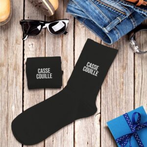 CHAUSSETTES NOIRES CASSE COUILLES HOMME. À la recherche d'une paire de chaussettes originale et humoristique qui tient au chaud ? Notre paire de chaussettes "Casse Couille" est la paire idéale ! Taille : 39-45 Ces chaussettes noires avec la mention "Casse Couille" en blanc sont la garantie d'un confort et d'une bonne tenue de la chaleur.