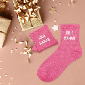 CHAUSSETTES PAILLETTES JOLIE MAMAN. A la recherche d'une paire de chaussettes originale qui tient votre maman au chaud ? Notre paire de chaussettes à paillettes "Jolie Maman" est l'accessoire Mode & Beauté idéal ! Taille : 36-42 Ces chaussettes roses à paillettes avec la mention "Jolie Maman" sont la garantie de passer un hiver avec style bien au chaud.
