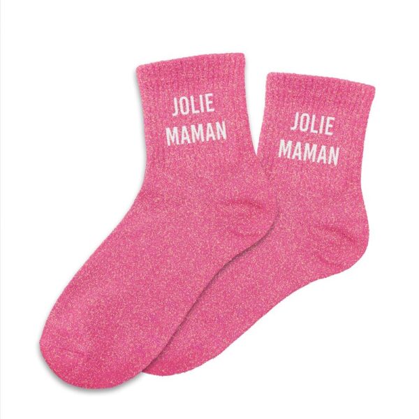 CHAUSSETTES PAILLETTES JOLIE MAMAN. A la recherche d'une paire de chaussettes originale qui tient votre maman au chaud ? Notre paire de chaussettes à paillettes "Jolie Maman" est l'accessoire Mode & Beauté idéal ! Taille : 36-42 Ces chaussettes roses à paillettes avec la mention "Jolie Maman" sont la garantie de passer un hiver avec style bien au chaud.