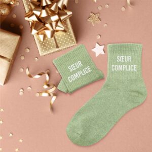 CHAUSSETTES PAILLETTES SŒUR COMPLICE. A la recherche d'une paire de chaussettes originale qui tient votre soeur au chaud ? Notre paire de chaussettes à paillettes "Soeur Complice" est l'accessoire Mode & Beauté idéal ! Taille : 36-42 Ces chaussettes à paillettes vert pastel avec la mention "Soeur Complice" sont la garantie de passer un hiver avec style bien au chaud.