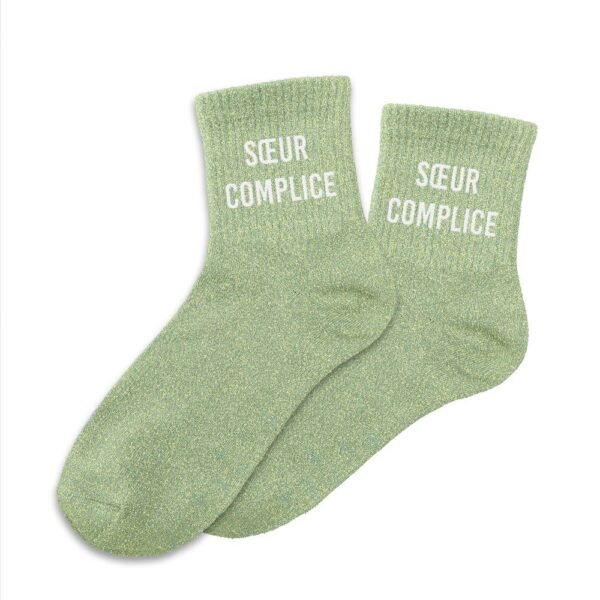 CHAUSSETTES PAILLETTES SŒUR COMPLICE. A la recherche d'une paire de chaussettes originale qui tient votre soeur au chaud ? Notre paire de chaussettes à paillettes "Soeur Complice" est l'accessoire Mode & Beauté idéal ! Taille : 36-42 Ces chaussettes à paillettes vert pastel avec la mention "Soeur Complice" sont la garantie de passer un hiver avec style bien au chaud.