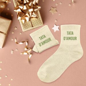 CHAUSSETTES PAILLETTES TATA D'AMOUR. A la recherche d'une paire de chaussettes originale qui tient votre tata au chaud ? Notre paire de chaussettes à paillettes "Tata d'Amour" est l'accessoire Mode & Beauté idéal ! Taille : 36-42 Ces chaussettes à paillettes couleur sable avec la mention "Tata d'Amour" sont la garantie de passer un hiver avec style bien au chaud.
