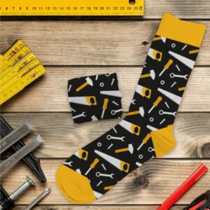 CHAUSSETTES PASSION BRICOLAGE. Faîtes plaisir à un proche en lui offrant notre paire de chaussettes passion bricolage pour hommes. Ces chaussettes passion bricolage sont l'accessoire mode indispensable à toute personne aimant bricoler. Elles présentent un fond noir à extrémités jaunes avec des motifs d'outils de chantiers gris et jaunes. Taille unique : 39 - 45