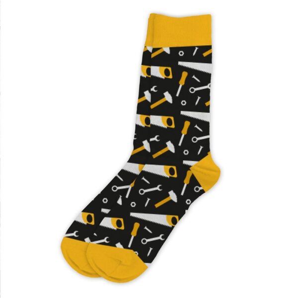 CHAUSSETTES PASSION BRICOLAGE. Faîtes plaisir à un proche en lui offrant notre paire de chaussettes passion bricolage pour hommes. Ces chaussettes passion bricolage sont l'accessoire mode indispensable à toute personne aimant bricoler. Elles présentent un fond noir à extrémités jaunes avec des motifs d'outils de chantiers gris et jaunes. Taille unique : 39 - 45