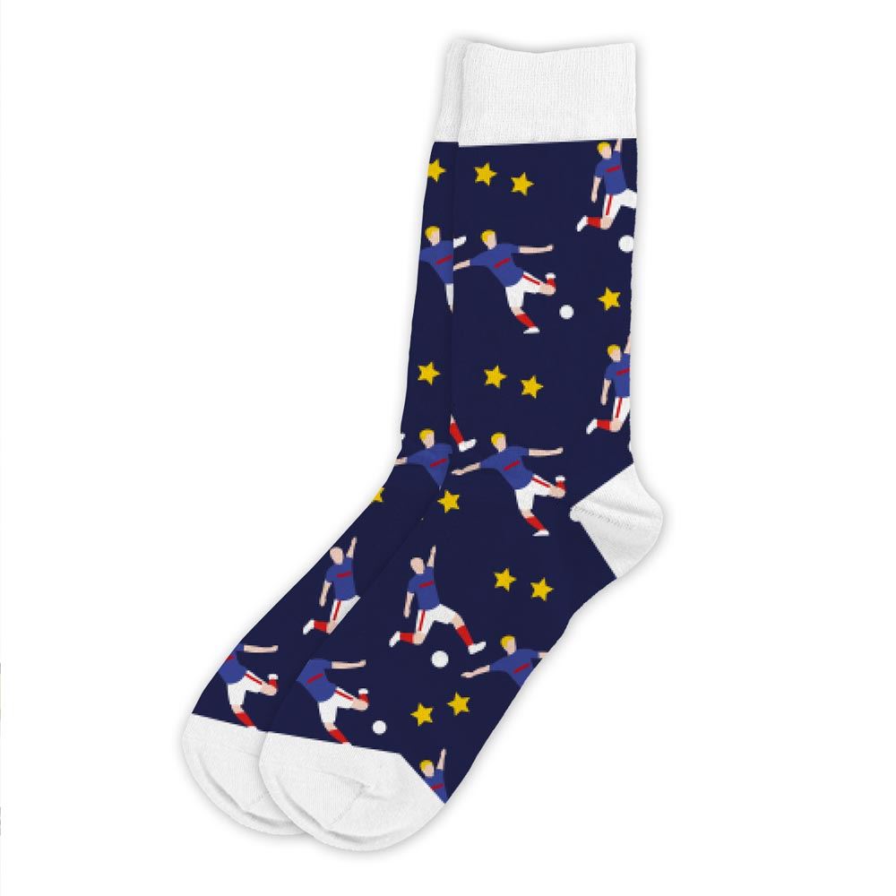 CHAUSSETTES PASSION FOOT. Faîtes plaisir à un proche en lui offrant notre paire de chaussettes passion football pour hommes. Ces chaussettes passion football sont l'accessoire mode indispensable à toute personne aimant le ballon rond. Elles présentent un fond bleu nuit à extrémités blanches avec des motifs de joueurs de football et d'étoiles dorées. Taille unique : 39 - 45