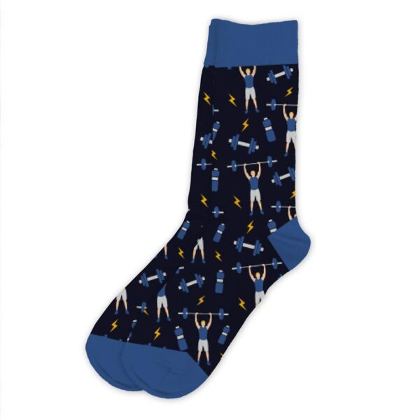CHAUSSETTES PASSION MUSCU. Faîtes plaisir à un proche en lui offrant notre paire de chaussettes passion muscu pour hommes. Ces chaussettes passion muscu sont l'accessoire mode indispensable à toute personne aimant la musculation. Elles présentent un fond bleu nuit à extrémités bleues avec des motifs de gourdes, d'éclairs et de culturistes. Taille unique : 39 - 45