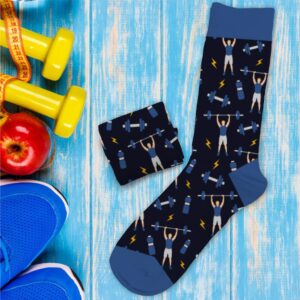 CHAUSSETTES PASSION MUSCU. Faîtes plaisir à un proche en lui offrant notre paire de chaussettes passion muscu pour hommes. Ces chaussettes passion muscu sont l'accessoire mode indispensable à toute personne aimant la musculation. Elles présentent un fond bleu nuit à extrémités bleues avec des motifs de gourdes, d'éclairs et de culturistes. Taille unique : 39 - 45