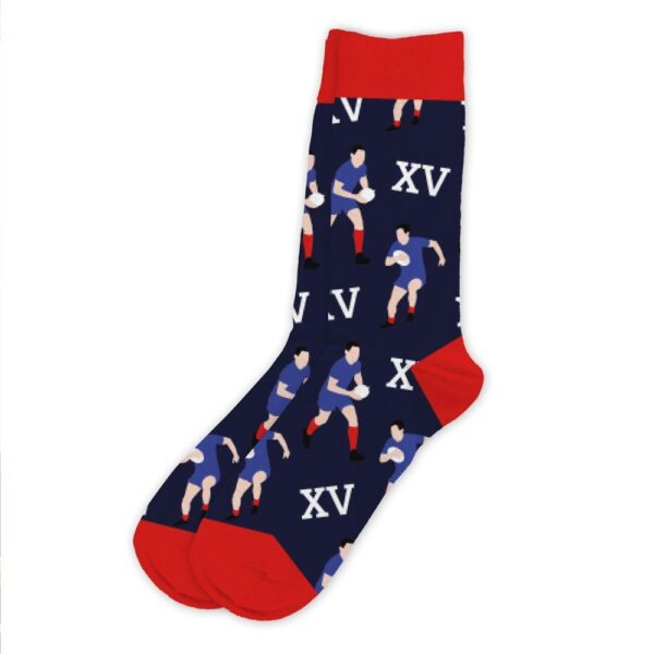 CHAUSSETTES PASSION RUGBY. Faîtes plaisir à un proche en lui offrant notre paire de chaussettes passion rugby pour hommes. Ces chaussettes passion rugby sont l'accessoire mode indispensable à toute personne aimant le sport de l'ovalie. Elles présentent un fond bleu nuit à extrémités rouges avec des motifs de XV de France et de joueurs de rugby. Taille unique : 39 - 45