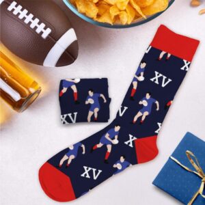 CHAUSSETTES PASSION RUGBY. Faîtes plaisir à un proche en lui offrant notre paire de chaussettes passion rugby pour hommes. Ces chaussettes passion rugby sont l'accessoire mode indispensable à toute personne aimant le sport de l'ovalie. Elles présentent un fond bleu nuit à extrémités rouges avec des motifs de XV de France et de joueurs de rugby. Taille unique : 39 - 45