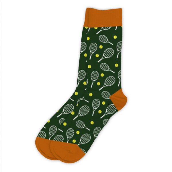 CHAUSSETTES PASSION TENNIS. Faîtes plaisir à un proche en lui offrant notre paire de chaussettes passion tennis pour hommes. Ces chaussettes passion tennis sont l'accessoire mode indispensable à toute personne aimant le tennis. Elles présentent un fond vert à extrémités oranges avec des motifs de raquettes blanches et de balles de tennis. Taille unique : 39 - 45