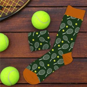 CHAUSSETTES PASSION TENNIS. Faîtes plaisir à un proche en lui offrant notre paire de chaussettes passion tennis pour hommes. Ces chaussettes passion tennis sont l'accessoire mode indispensable à toute personne aimant le tennis. Elles présentent un fond vert à extrémités oranges avec des motifs de raquettes blanches et de balles de tennis. Taille unique : 39 - 45
