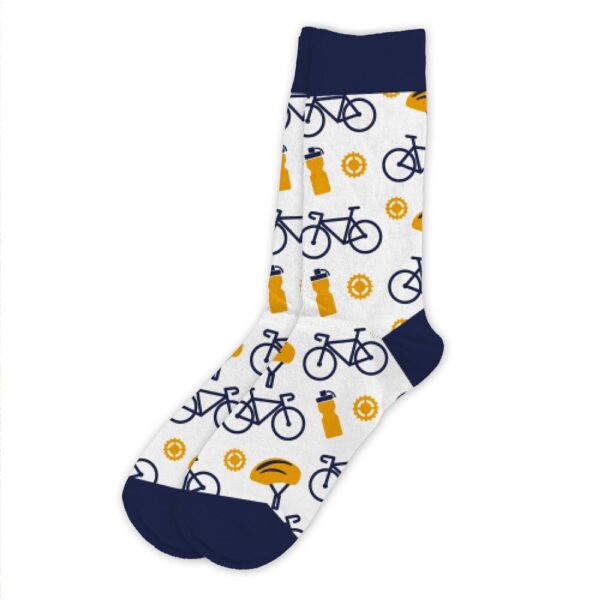 CHAUSSETTES PASSION VELO. Faîtes plaisir à un proche en lui offrant notre paire de chaussettes passion velo pour hommes. Ces chaussettes passion vélo sont l'accessoire mode indispensable à toute personne aimant le vélo. Elles présentent un fond blanc à extrémités bleu nuit avec des motifs de vélos, de gourdes et de roues dentées. Taille unique : 39 - 45