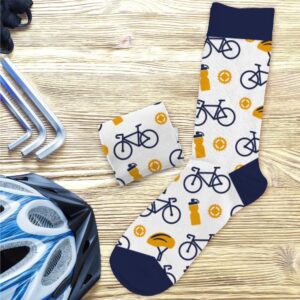 CHAUSSETTES PASSION VELO. Faîtes plaisir à un proche en lui offrant notre paire de chaussettes passion velo pour hommes. Ces chaussettes passion vélo sont l'accessoire mode indispensable à toute personne aimant le vélo. Elles présentent un fond blanc à extrémités bleu nuit avec des motifs de vélos, de gourdes et de roues dentées. Taille unique : 39 - 45