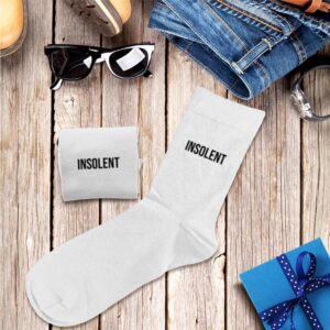 CHAUSSETTES BLANCHES INSOLENT HOMME. À la recherche d'une paire de chaussettes originale et humoristique qui tient au chaud ? Notre paire de chaussettes "Insolent" est la paire idéale ! Taille : 39-45 Ces chaussettes blanches avec la mention "Insolent" en noir sont la garantie d'un confort et d'une bonne tenue de la chaleur.