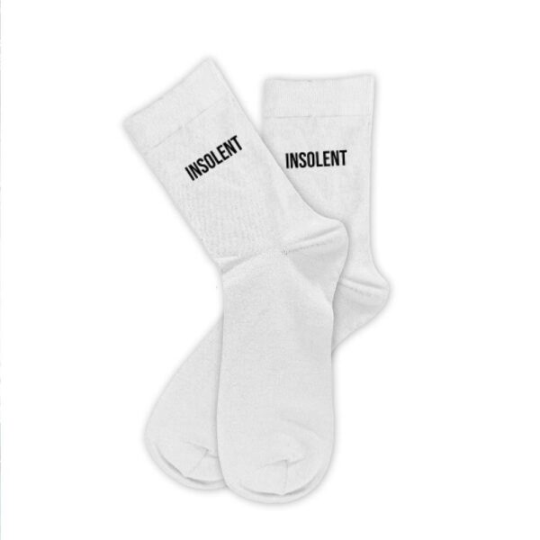 CHAUSSETTES BLANCHES INSOLENT HOMME. À la recherche d'une paire de chaussettes originale et humoristique qui tient au chaud ? Notre paire de chaussettes "Insolent" est la paire idéale ! Taille : 39-45 Ces chaussettes blanches avec la mention "Insolent" en noir sont la garantie d'un confort et d'une bonne tenue de la chaleur.