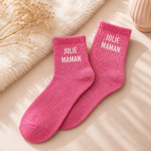 Offrez une dose de paillettes avec les chaussettes "Jolie Maman" (36-42) ! Un design rose fuchsia scintillant et un message tendre pour célébrer toutes les mamans avec style.
