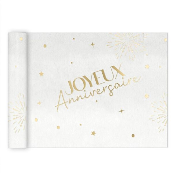 CHEMIN DE TABLE PARTY DORÉ. Ce chemin de table Party doré est idéal pour décorer votre table pour fêter un excellent anniversaire. Ambiance festive garantie ! D'une longueur de 4 m, ce chemin de table blanc se mariera à merveille au milieu de votre table à manger. Il possède un fond blanc accompagné de la mention "Joyeux Anniversaire" avec un motif d'étoiles et de feux d'artifice dorés.