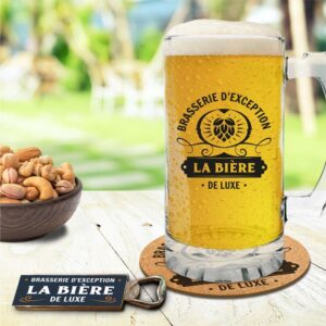 COFFRET DELUXE BIERE. Pour un cadeau idéal à offrir en cadeau à un(e) amateur/trice de bière, ce coffret prestige saura surprendre par son originalité. Composé d'une chope de bière, d'un décapsuleur et d'un dessous de verre assorti "Brasserie d'exception - la bière de luxe", ce coffret ne laissera personne indifférent. *L'abus d'alcool est dangereux pour la santé, à consommer avec modération*