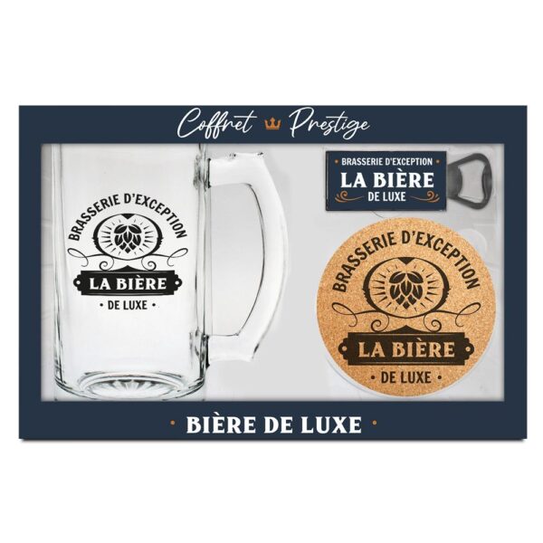 COFFRET DELUXE BIERE. Pour un cadeau idéal à offrir en cadeau à un(e) amateur/trice de bière, ce coffret prestige saura surprendre par son originalité. Composé d'une chope de bière, d'un décapsuleur et d'un dessous de verre assorti "Brasserie d'exception - la bière de luxe", ce coffret ne laissera personne indifférent. *L'abus d'alcool est dangereux pour la santé, à consommer avec modération*