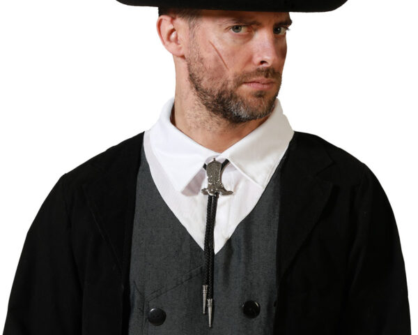 Plongez dans l’univers du Far West avec ce collier original orné d’un pendentif en forme de botte de cowboy. Que vous soyez fan de country, amateur de rodéos ou simplement à la recherche d’un accessoire stylé pour une soirée western, ce collier est fait pour vous !