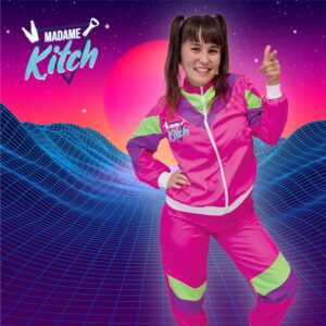 COSTUME MADAME KITCH. Vous souhaitez être la star d'une soirée costumée humoristique ? Notre costume "Madame Kitch" est la solution ! Idéal pour un cadeau humoristique ou pour un évènement, ce costume rose et vert est la solution pour passer des moments mémorables et se taper des barres de rires en compagnie de Madame Kitch ! Le costume se compose d'une veste et d'un pantalon tailles unique.