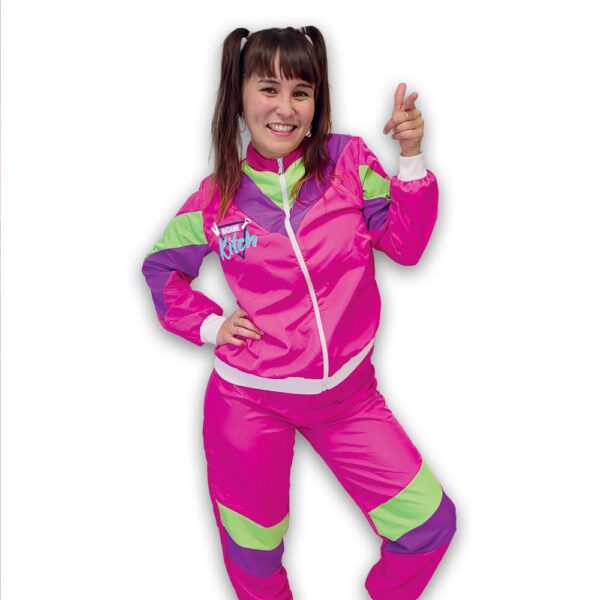 COSTUME MADAME KITCH. Vous souhaitez être la star d'une soirée costumée humoristique ? Notre costume "Madame Kitch" est la solution ! Idéal pour un cadeau humoristique ou pour un évènement, ce costume rose et vert est la solution pour passer des moments mémorables et se taper des barres de rires en compagnie de Madame Kitch ! Le costume se compose d'une veste et d'un pantalon tailles unique.