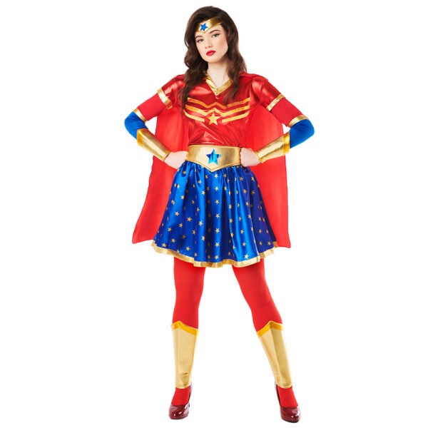 Transformez-vous en super-héroïne emblématique avec ce costume accrocheur ! Le costume comprend une chemise, une cape, une ceinture, une jupe, un bandeau et des protections pour les bras et les jambes. La tenue idéale pour un carnaval, une fête costumée ou une mauvaise fête. Ce déguisement attirera tous les regards à n'importe quelle fête