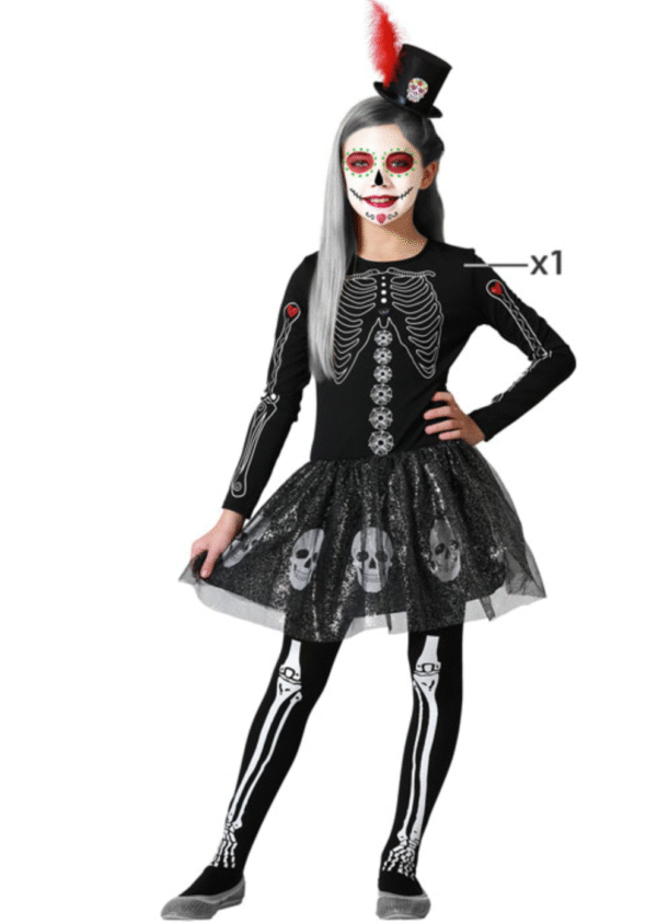 Déguisement robe squelette brillant enfant. Contenu : 1 robe noire ajustée décorée avec un squelette et des crânes sur la jupe brillante et un tissu superposé semi-transparent.