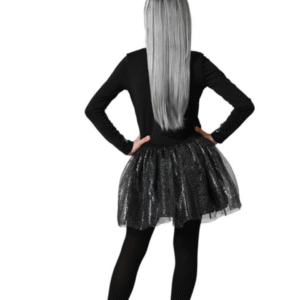 Déguisement robe squelette brillant enfant. Contenu : 1 robe noire ajustée décorée avec un squelette et des crânes sur la jupe brillante et un tissu superposé semi-transparent.
