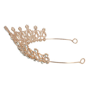 Metal diadème Royal Sophia Diadème royal en métal doré. Un accessoire luxueux pour une tenue de reine ou de princesse fée pendant le carnaval ou pour ajouter une touche royale à une tenue de mariage. Le diadème est orné de diamants.