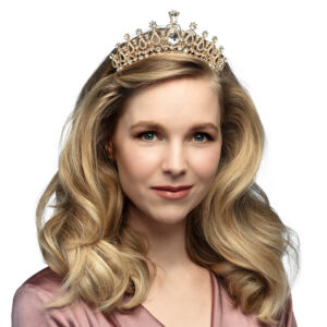 Metal diadème Royal Sophia Diadème royal en métal doré. Un accessoire luxueux pour une tenue de reine ou de princesse fée pendant le carnaval ou pour ajouter une touche royale à une tenue de mariage. Le diadème est orné de diamants.