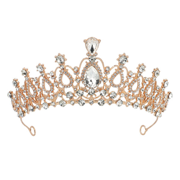 Metal diadème Royal Sophia Diadème royal en métal doré. Un accessoire luxueux pour une tenue de reine ou de princesse fée pendant le carnaval ou pour ajouter une touche royale à une tenue de mariage. Le diadème est orné de diamants.