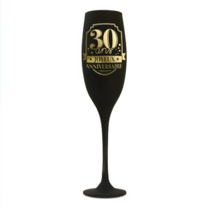 La flûte noire dorée combine élégance et modernité, avec une base dorée et un verre noir pour un effet visuel à couper le souffle. Que vous célébriez un anniversaire ou un événement spécial, cette flûte ajoutera du glamour à vos festivités ! 🍸✨