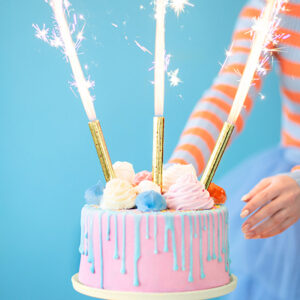 Fontaines à Gâteaux Or - 12 cm Transformez vos gâteaux en véritables spectacles scintillants avec ces fontaines dorées ! Idéales pour les anniversaires, mariages, réveillons ou toute célébration, elles apportent une touche magique et festive à vos événements.