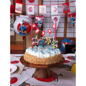 Guirlande de lettre en carton Ninja 'Happy Birthday' (120 cm) Entrez dans le royaume des ninjas et célébrez une fête d'anniversaire magistrale avec cette spectaculaire guirlande de lettres Happy Birthday ! Cette guirlande est le moyen parfait pour créer une atmosphère aventureuse.