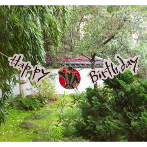 Guirlande de lettre en carton Ninja 'Happy Birthday' (120 cm) Entrez dans le royaume des ninjas et célébrez une fête d'anniversaire magistrale avec cette spectaculaire guirlande de lettres Happy Birthday ! Cette guirlande est le moyen parfait pour créer une atmosphère aventureuse.