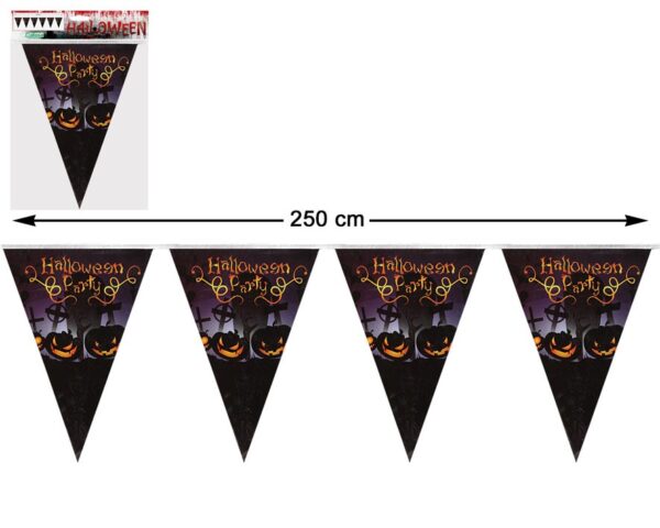 Nous vous présentons la guirlande d’Halloween pour décorer votre maison qui fera que tous vos invités seront étonnés par son design original. Le fond est un champ de citrouilles et la devise HALLOWEEN PARTY invite à se joindre à la fête. Sa grande taille (250 cm de long) le rend parfait pour décorer n’importe quelle pièce ou le salon.