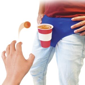 BITE PONG Ce jeu à boire contient 3 balles, 1 slip et 1 gobelet 50 cl. Le premier joueur enfile le slip et place le gobelet (rempli de sa boisson favorite) dans le porte gobelet. Le second joueur prend les 3 balles et doit envoyer chacune d’elles dans le gobelet. S’il y parvient, c’est le joueur en slip qui boit, si il rate, c’est lui qui boit ( à la source ! )