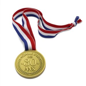 MEDAILLE D'OR 30ANS. Cette médaille 30 ans est une cadeau parfait pour fêter de manière originale les 30 ans d'un(e) ami(e). Humour et festivités garanties ! Comportant un tour de cou bleu, blanc et rouge, la médaille dorée comporte des motifs de lauriers et d'étoiles ainsi que la mention "Médaille d'or des 30 ans"