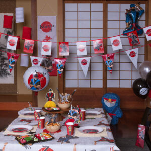 Préparez-vous à une fête pleine d’action avec cette piñata Ninja ! 🎉 Idéale pour les petits guerriers en herbe et les fans d’arts martiaux, cette piñata originale ajoute une touche dynamique et fun à tout événement. Mesurant 33 x 10 x 44 cm, elle est parfaite pour être remplie de bonbons, de petits cadeaux ou de surprises. Les participants devront faire preuve d’agilité et de précision pour tenter de libérer les trésors cachés à l’intérieur ! Que ce soit pour un anniversaire, une fête à thème ou un carnaval, cette piñata Ninja garantit des moments de suspense et d’excitation pour petits et grands. Qui sera le premier à délivrer les surprises ? 🥋