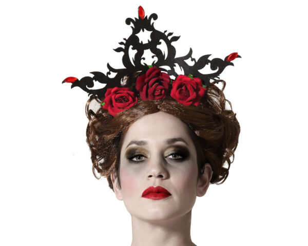 Apportez une touche de romantisme ténébreux à votre déguisement avec ce serre-tête orné de superbes fleurs rouges. Idéal pour Halloween, une soirée Día de los Muertos ou pour accessoiriser une tenue dramatique, ce serre-tête fera tourner les têtes (vivantes ou non).