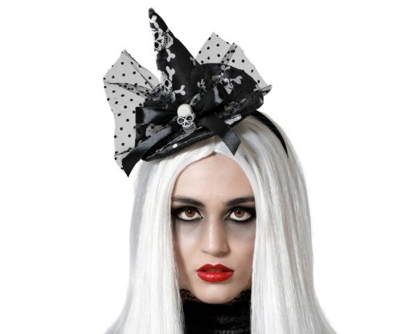 Ajoutez une touche chic, rétro ou mystérieuse à votre tenue avec ce serre-tête original orné d’un mini chapeau noir et blanc. Idéal pour les soirées costumées, Halloween ou même un look burlesque décalé !