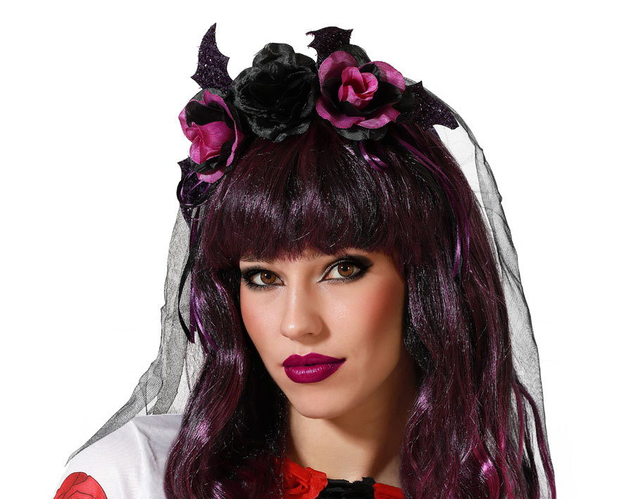 Ajoutez une touche de mystère et de glamour à votre tenue avec ce serre-tête orné de fleurs et d’un délicat voile. Idéal pour un look gothique, un déguisement de veuve noire ou une soirée élégante, cet accessoire apporte raffinement et mystère à votre style.