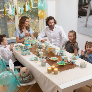 Parfaites pour un anniversaire sur le thème des sirènes, une baby shower ou toute autre fête estivale, ces serviettes sont aussi belles que pratiques. Associez-les avec nos assiettes et gobelets assortis pour une décoration harmonieuse et totalement immergée dans l’univers aquatique.