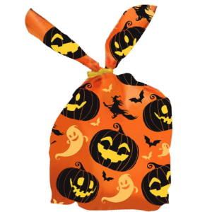 Apportez une touche effrayante à vos friandises avec ces 20 sachets à bonbons Halloween ! Parfaits pour remplir de bonbons, chocolats, ou autres petites surprises sucrées, ces sachets feront de vos distributeurs de bonbons un véritable candy bar d’Halloween. Faciles à utiliser et à transporter, ils sont idéaux pour ajouter un peu de fun et de magie à vos fêtes !
