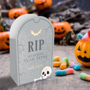 Parce que même les vampires ont besoin de sucre, ces sacs à bonbons façon stèle mortuaire rendront hommage à Vlad tout en récoltant un maximum de sucreries. Format idéal pour contenir tous les bonbons, chamallows ensorcelés et réglisses démoniaques que vos petits terreurs vont dénicher !